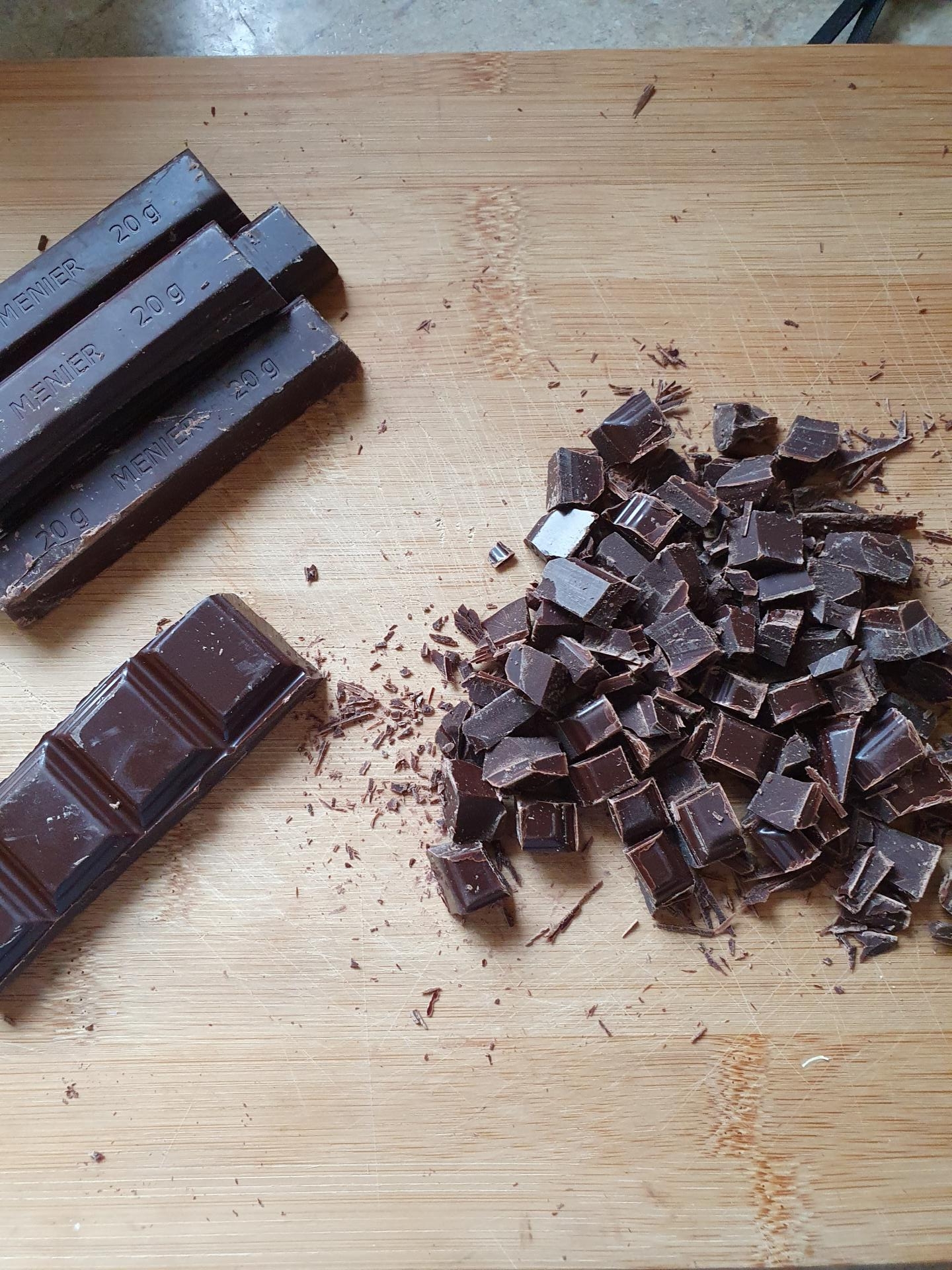 Couper le chocolat en petit morceaux...